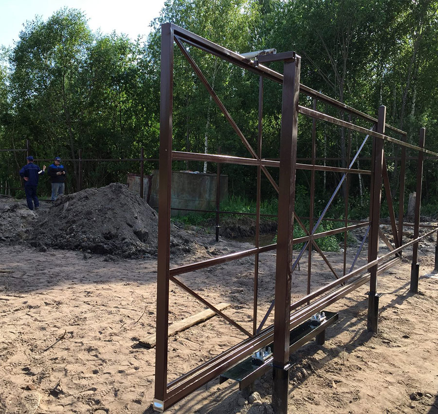 Варианты ворот на винтовых сваях в Омской области